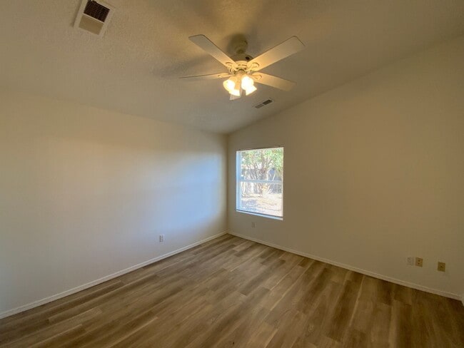 Building Photo - 3 Bedroom Single Story Home Available Near...