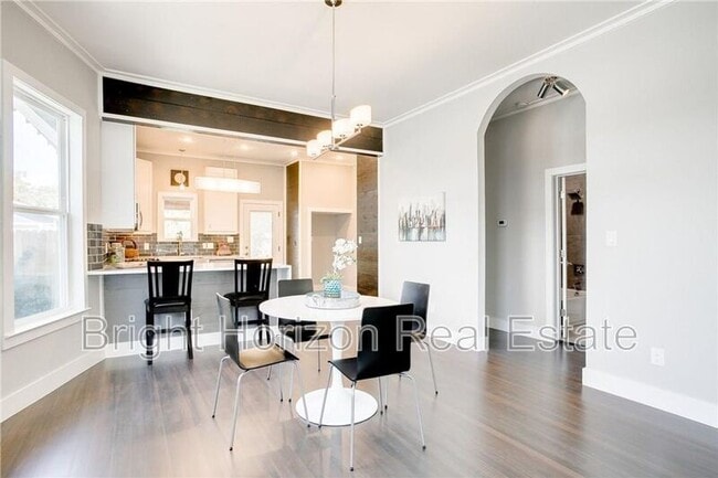 Building Photo - 1821 W 10th St