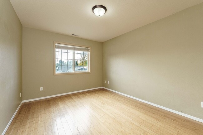 Building Photo - $500 Move In Special  4 Bedroom 2.5 Bath N...