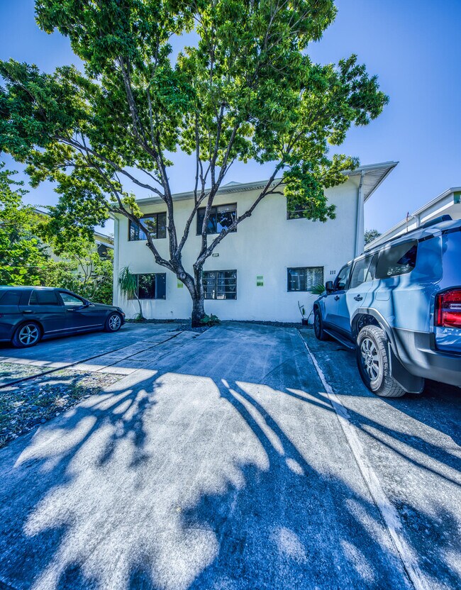 Building Photo - 111 N Lakeside Dr