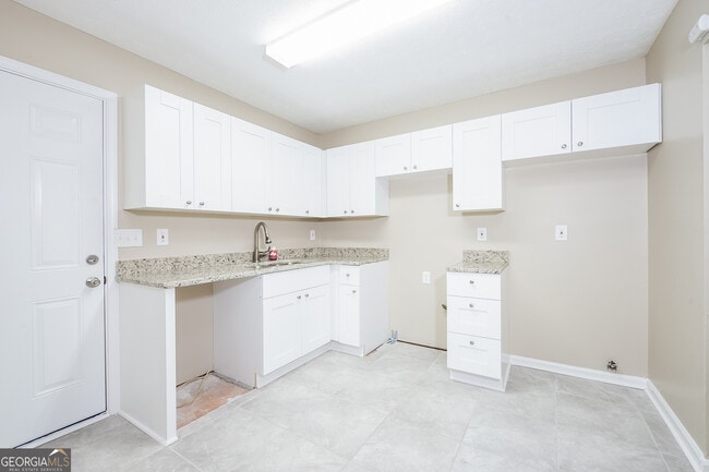 Building Photo - 5722 Phillips Dr