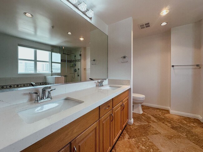 Building Photo - Modern 2 Bed, 2 Bath Condo in the Heart of...