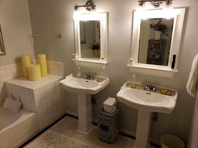 Building Photo - 839 N Alfred St