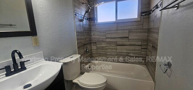 Building Photo - 167 Judson St