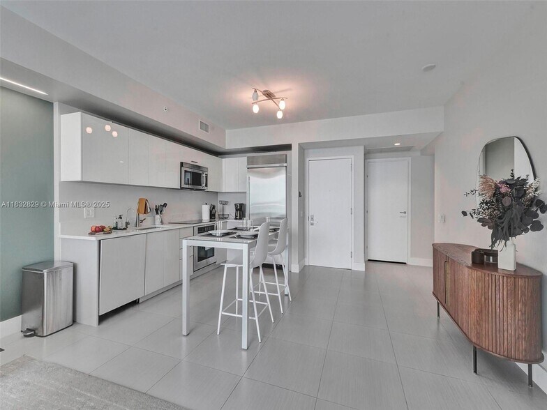 Building Photo - 1300 Brickell Bay Dr