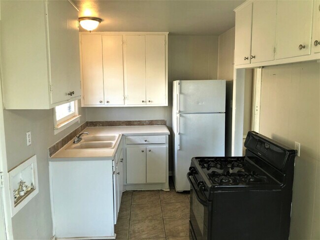 Building Photo - Adorable Home Located Down the Street from Alderson Elementary!