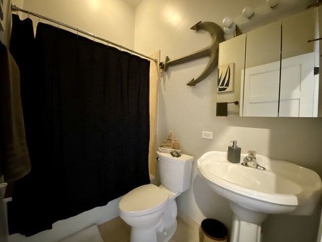 Building Photo - 744 N May St