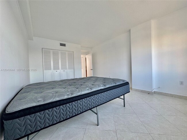 Building Photo - 400 Kings Point Dr