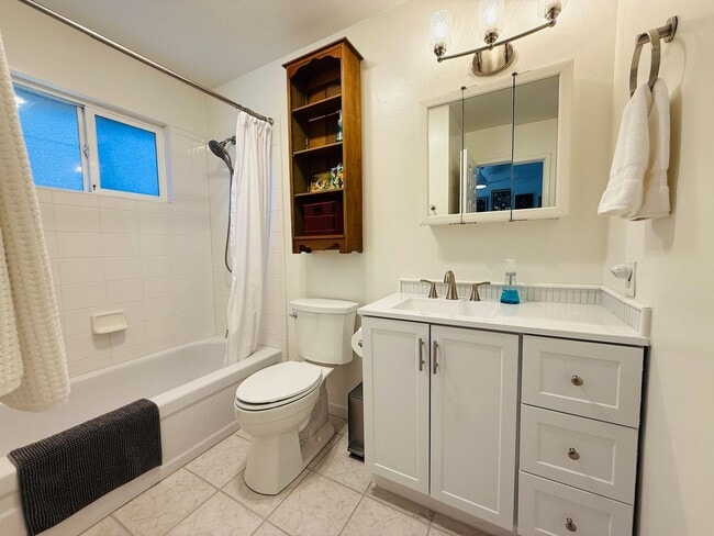 Building Photo - 1676 Bakersfield St