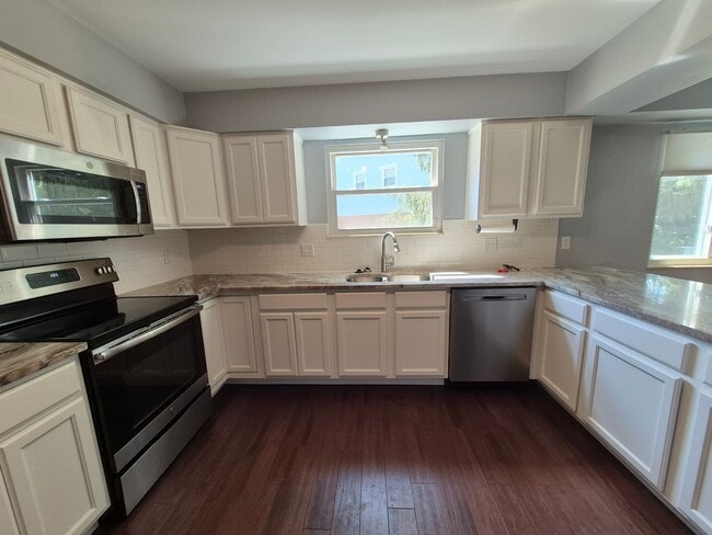 Building Photo - Large 2 story home!!