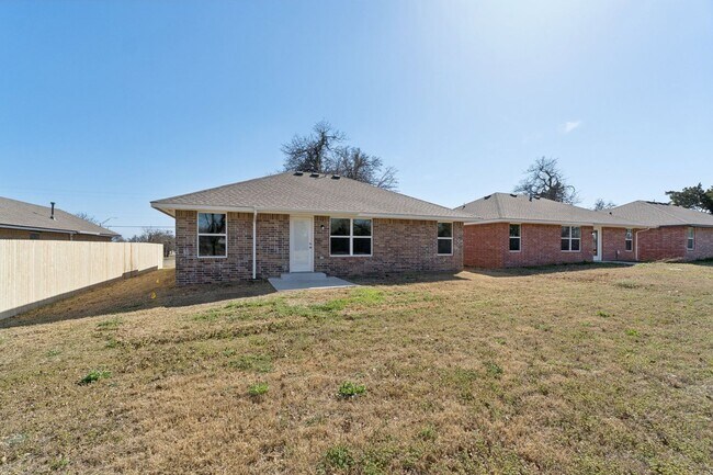 Building Photo - Beautiful 3 Bedroom, 2 Bath Home Close to Choctaw