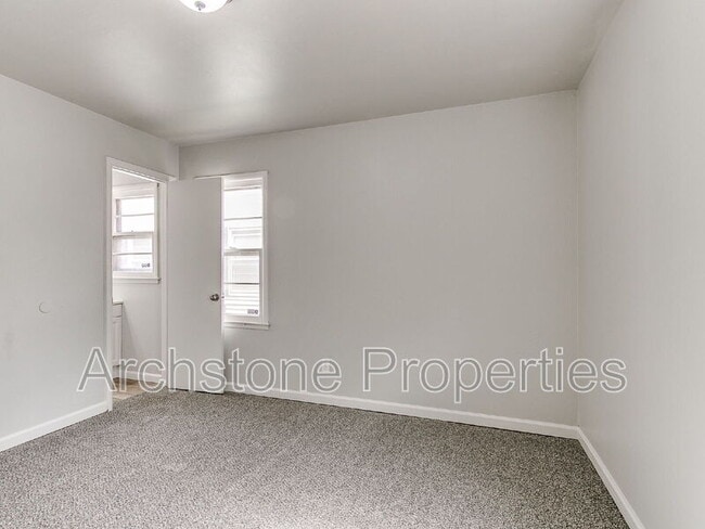 Building Photo - 2312 Mustang St
