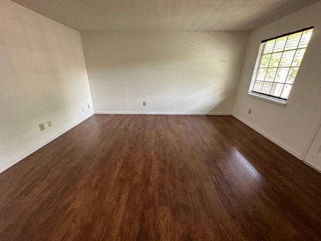 Building Photo - 3830 Country Club Rd