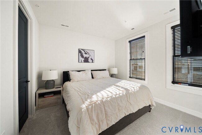 Building Photo - 441 W 7th St