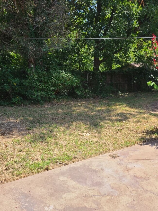 Building Photo - 1216 Westlawn Dr