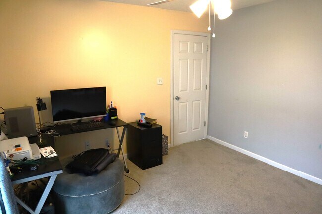 Building Photo - 1023 Rueland Dr