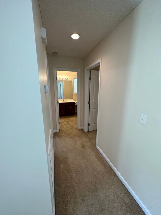 Building Photo - 3 Bedroom, 2 Bath Home Located in Manchester