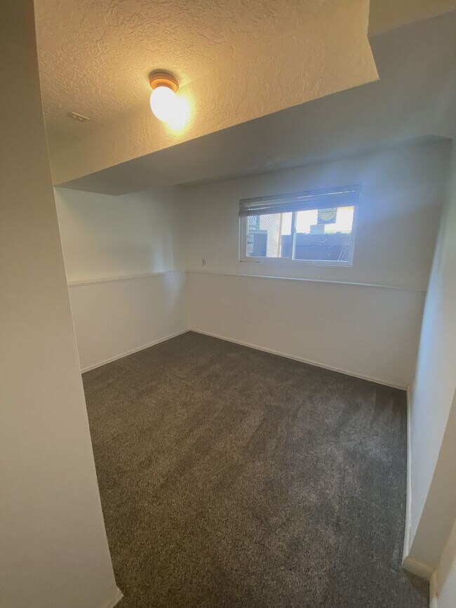 Building Photo - Now Leasing! 3 Weeks Free | 4 Bed, 1.5 Bat...