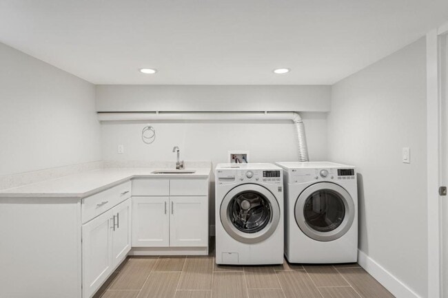 Building Photo - 1041 Yale Ave S