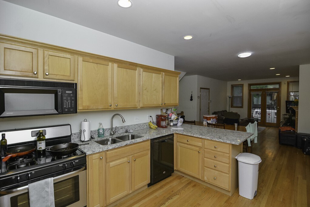 Building Photo - 3117 N Damen Ave