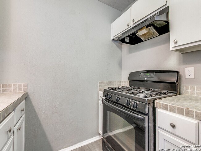 Building Photo - Charming Home Awaits: Spacious & Modern Living in a Prime Location