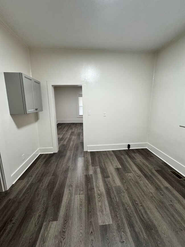 Building Photo - 3/1 Remodeled Home walkable to uptown Shel...