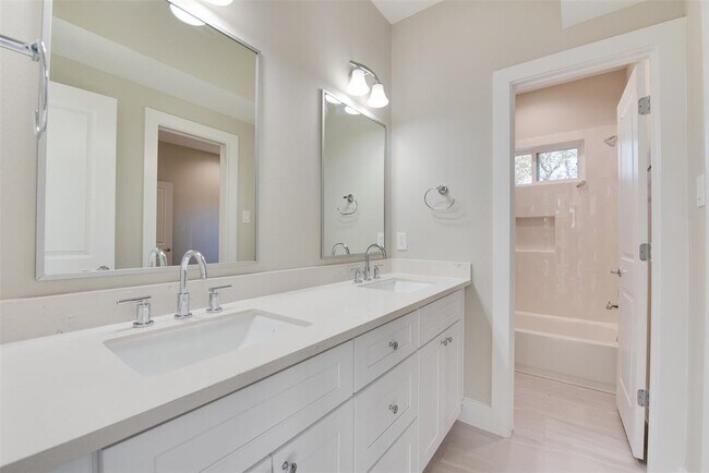 Building Photo - 2915 Sherwood Grn Ln