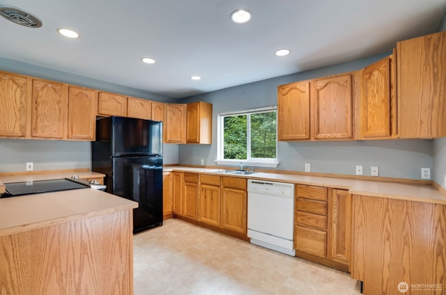 Building Photo - Private Property 2 BD, 2 BATH House!