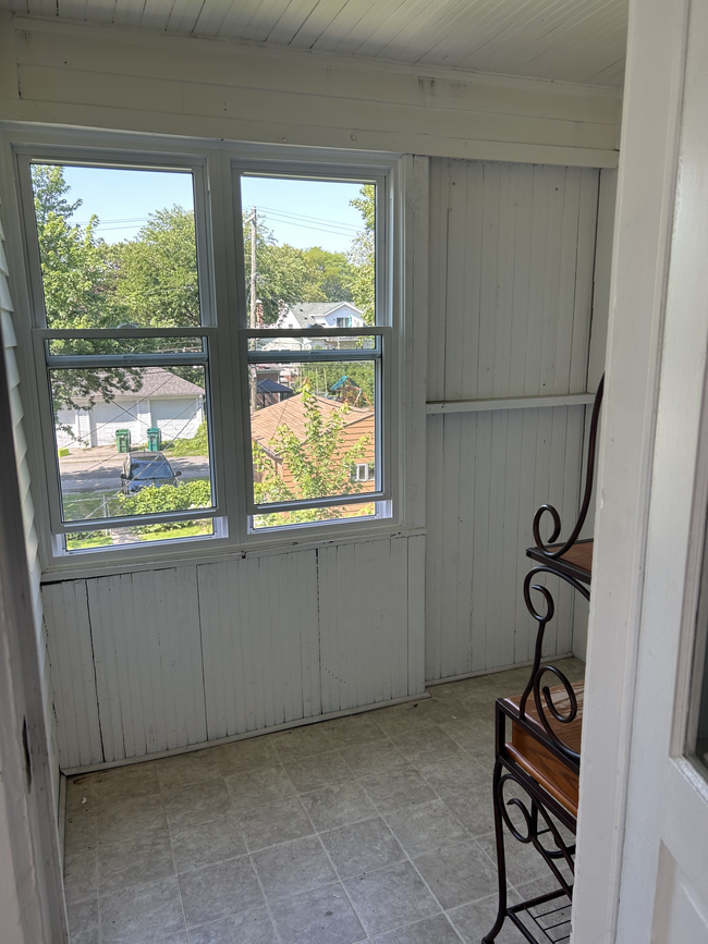 BONUS Sun room! - 1077 Lakepointe St