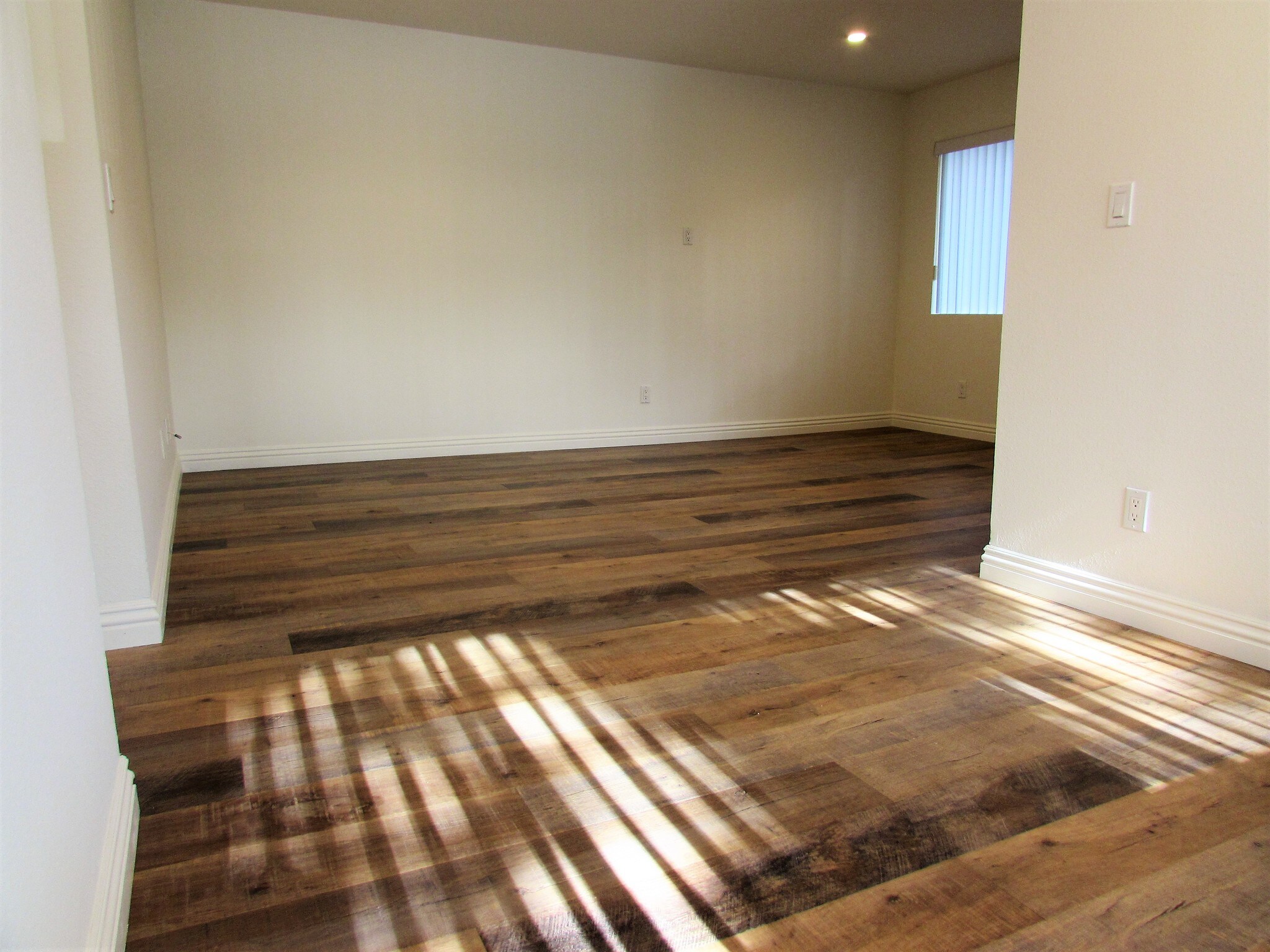 Building Photo - 557 W Stocker St