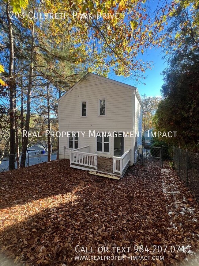 Building Photo - 3 Bedroom 1.5 Bath Hill Top Retreat minute...