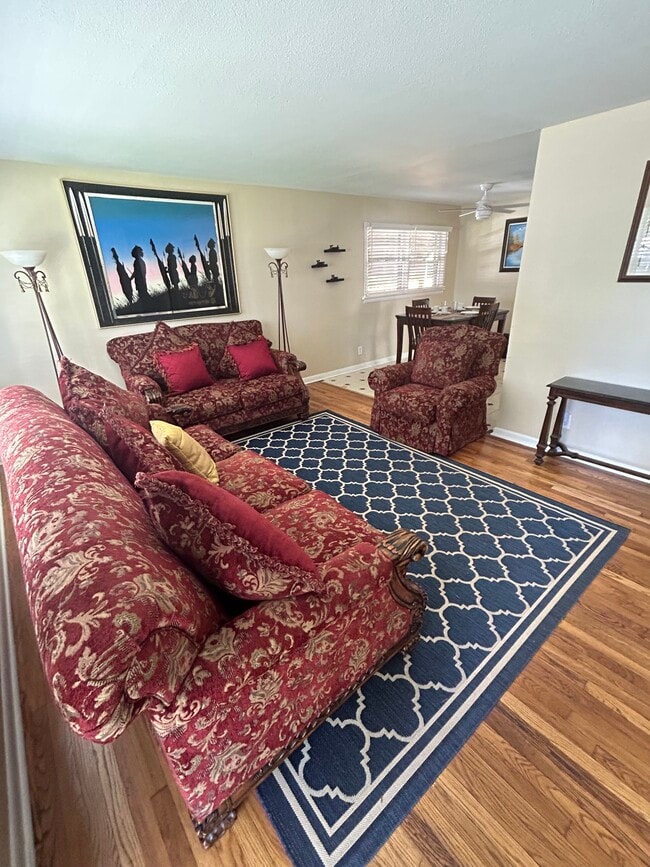 Building Photo - 937 Edgehill Dr