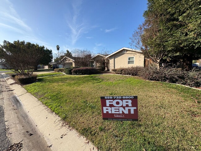 Building Photo - Green Acres Home Available Now!