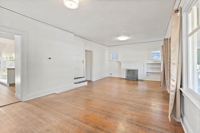 Building Photo - Cute 3-bdrm/2-bath vintage home—Nice fence...