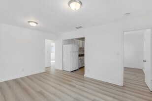 Building Photo - 832 W Colden Ave