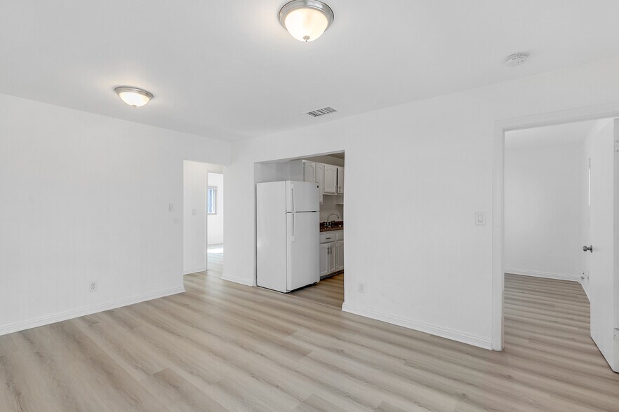 Primary Photo - 832 W Colden Ave