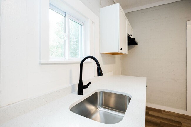 Building Photo - Move-in special: 50% off 1st month's rent – Newly Renovated 2 Bedroom Home!