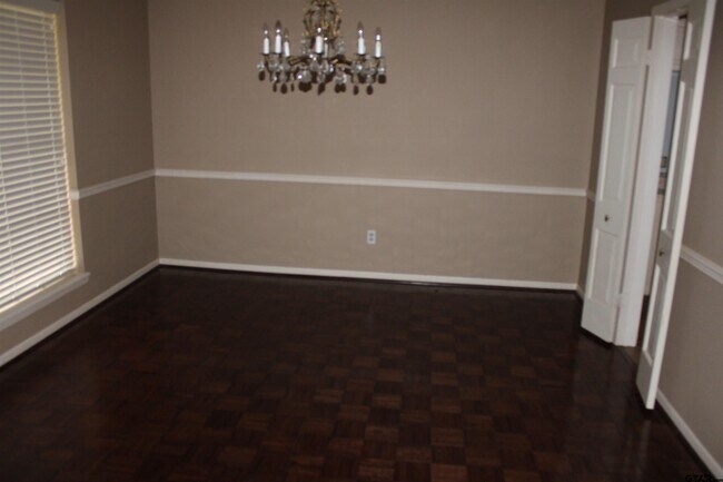 Building Photo - 713 Meadow Creek Dr