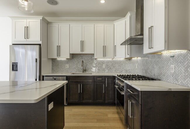 Building Photo - 946 Saratoga St