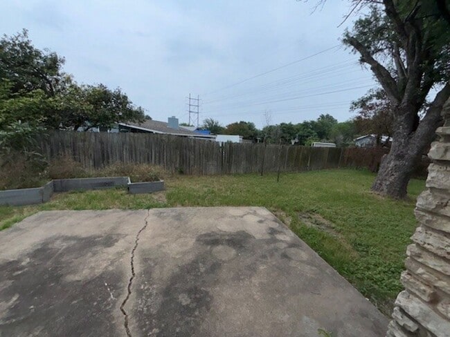 Building Photo - PRELEASING FOR MID AUGUST! Cozy 3/2 in the Heart of South Austin!