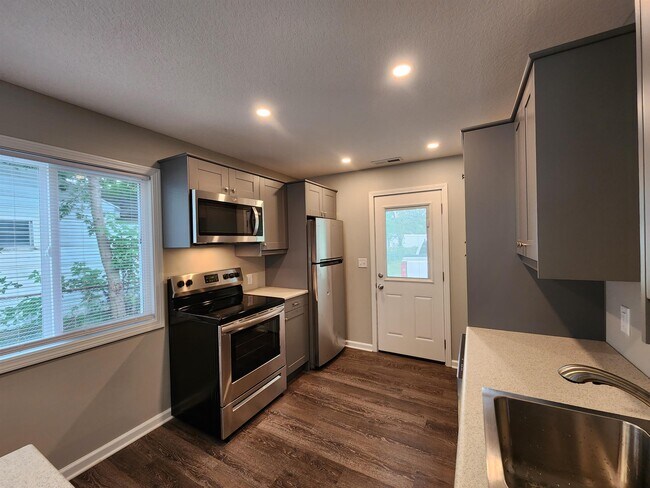 Building Photo - 424 Nussbaum Ave