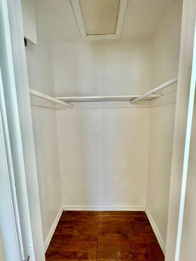 Building Photo - Charming Hideaway: 2BR Cozy House