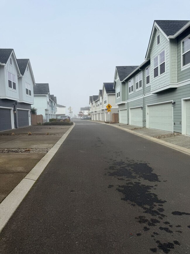 Building Photo - Hillsboro Townhouse/Condo