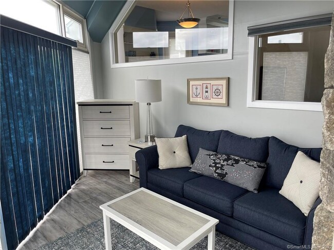 Building Photo - 105 Elm St