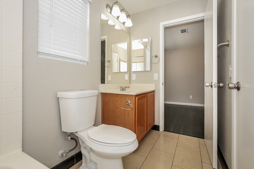 Building Photo - 5005 Glittering Star Ct