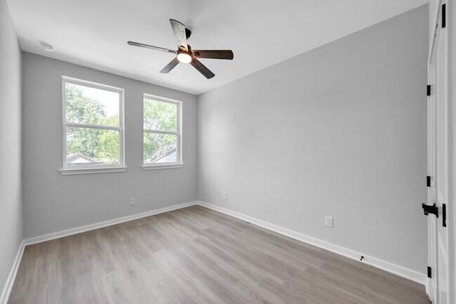 Building Photo - 14833 Spica Ct