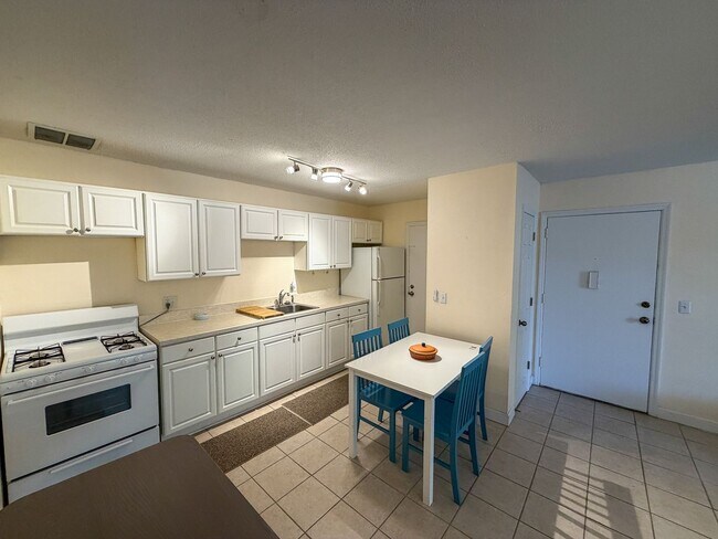 Building Photo - Summit House J-22