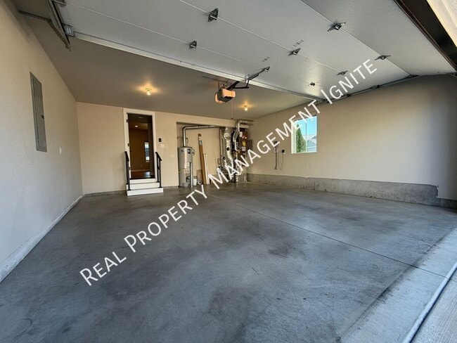 Building Photo - 2713 NE Black Oak Pl