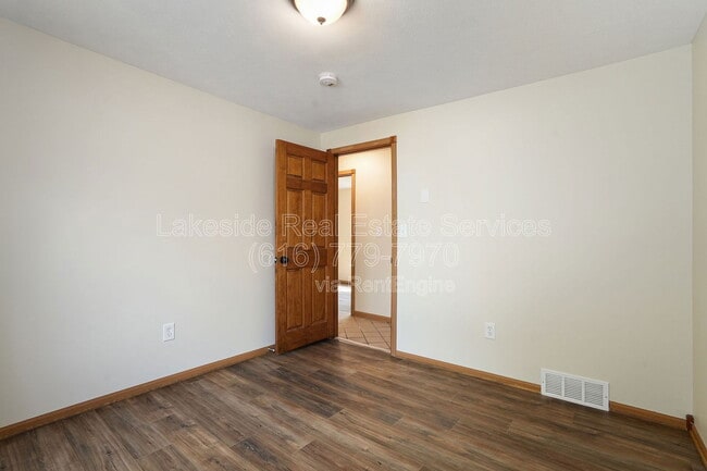 Building Photo - 531 Delaware St SE