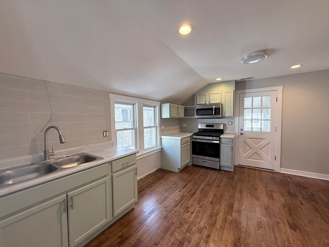 Building Photo - 315 W 111th St